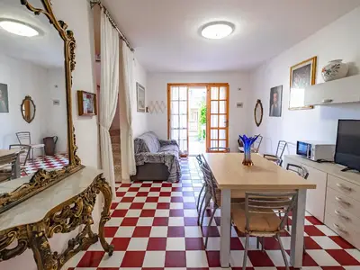 Wohnbereich. Wohnzimmer mit Schlafcouch und Esstisch