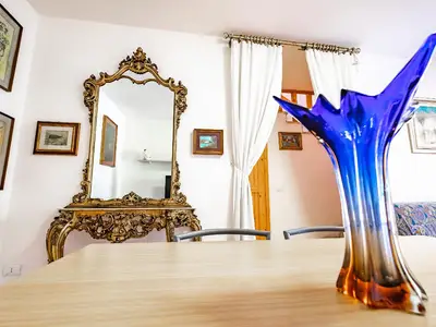 Wohnbereich. Wohnzimmer mit Schlafcouch und Esstisch