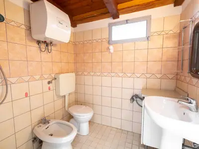 Bad/Dusche. Das 2- Badezimmer mit Eingang vom Garten