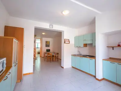 Wohnbereich. Das geräumige Wohnzimmer mit Küchenzeile und Schlafcouch