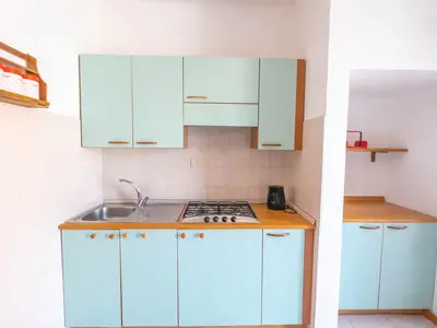 Kochbereich. Küchenzeile beim Wohnzimmer