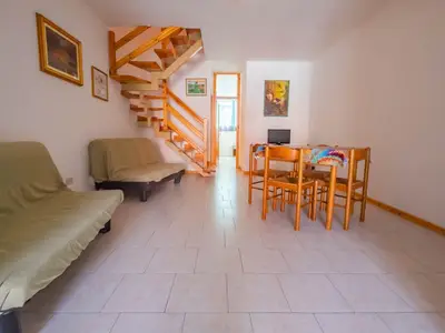 Wohnbereich. Das Wohnzimmer mit Esstisch, Küchenzeile und Doppelschlafcouch