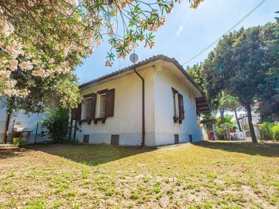 Garten. Die Rückseite des Ferienhauses