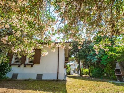 Garten. Der geräumige und eingezäunte Garten