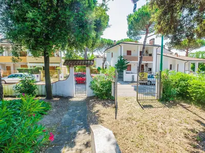 Garten. Die Vorderseite des Hauses