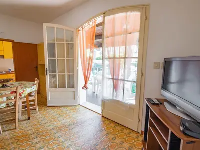 Wohnbereich. Das Wohnzimmer mit Esstisch