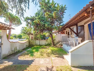 Garten. Der abgezäunte Garten mit Parkplatz und Grill