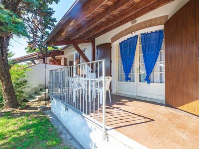 Die überdachte Terrasse mit Gartenmöbeln