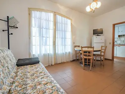 Wohnbereich. Das Wohnzimmer mit Esstisch