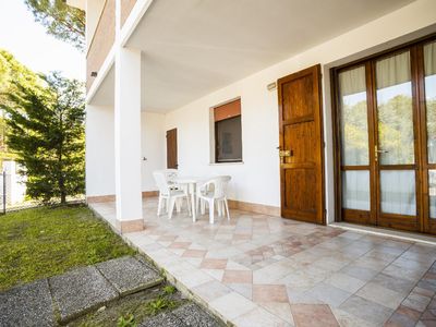 Terrasse. Ueberdachte Terrasse mit Grill und Gartenmöbeln