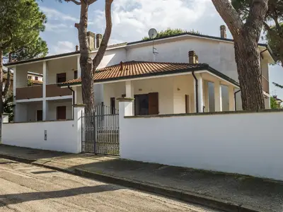 Außenansicht des Gebäudes. Der Anblick des Hauses aus der Straße