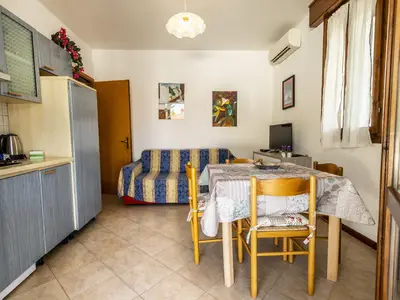 Wohnbereich. Wohn/Schlafzimmer mit Küchenzeile und Sofabett