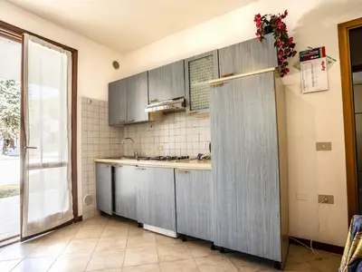 Wohnbereich. Wohn/Schlafzimmer mit Küchenzeile und Sofabett