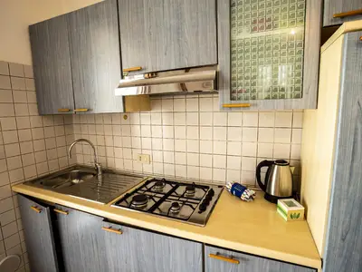 Schlafbereich. Wohn/Schlafzimmer mit Küchenzeile und Sofabett