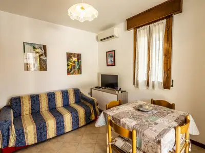 Wohnbereich. Wohn/Schlafzimmer mit Küchenzeile und Sofabett
