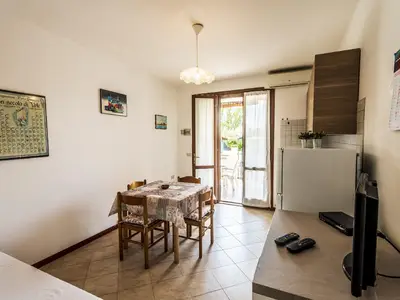 Wohnbereich. Wohnzimmer mit Küschenzeile, Esstisch und Doppelschlafcouch