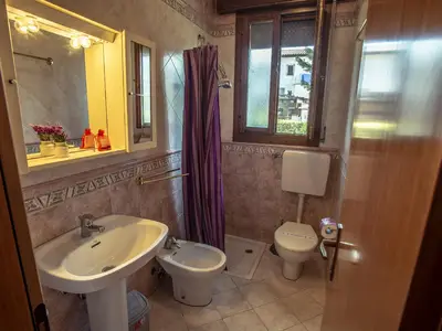 Bad/Dusche. Badezimmer mit Dusche, WC und Bidet