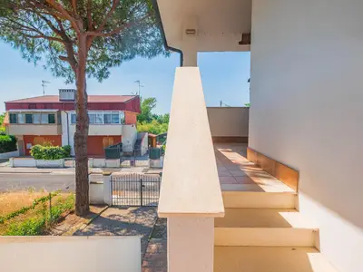 Terrasse. Ueberdachte Terrasse mit Gartenmöbeln und Grill