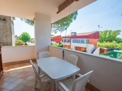 Terrasse. Ueberdachte Terrasse mit Gartenmöbeln und Grill