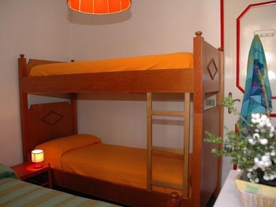 Schlafzimmer mit Stockbett und Einzelbett