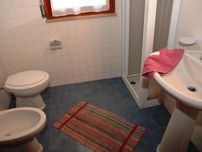 Badezimmer mit Duschkabine und WC