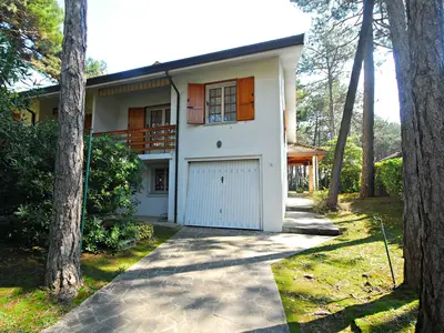 Außenansicht des Gebäudes. Außenansicht mit Garage