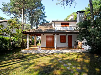 Außenansicht des Gebäudes. Patio und Garden