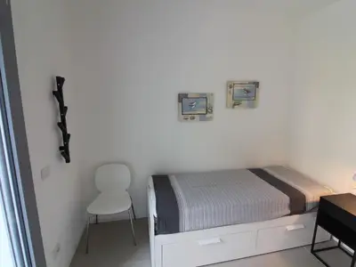 Schlafbereich. Schlafzimmer mit Einzelbett