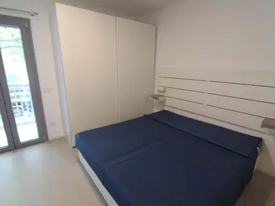 Schlafbereich. Schlafzimmer mit Doppelbett und Klappbett