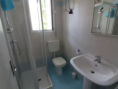 Bad/Dusche. Badezimmer mit Duschkabine