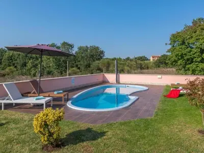 Pool mit Liegenbereich