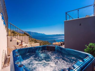 Wellness. Beheizter Whirlpool mit Meerblick für totale Entspannung