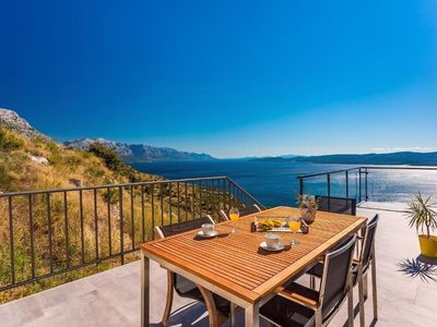 Terrasse. Esstisch im Freien mit 6 Stühlen mit herrlichem Blick auf die umliegenden Inseln
