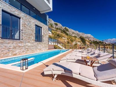 Terrasse. Die Villa liegt an den Hängen eines kleinen Hügels in Lokva Rogoznica