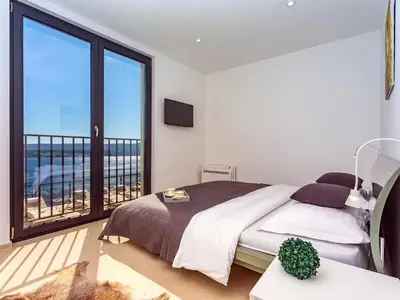 Schlafbereich. Schlafzimmer Nr. 1 mit Kingsize-Bett 180 x 200 cm mit offenem Meer- und Poolblick
