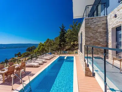 Pool. Stilvolle Villa in ruhiger Umgebung, 4 Schlafzimmer mit Bad