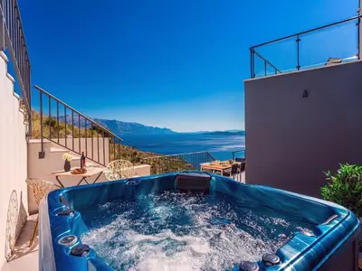 Wellness. Beheizter Whirlpool mit Meerblick für totale Entspannung
