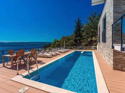 Terrasse. Die Villa bietet einen offenen und atemberaubenden Meerblick
