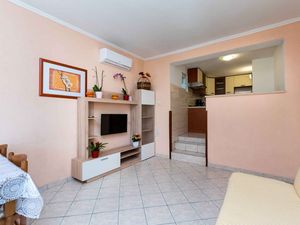 24031788-Ferienhaus-6-Lopar-300x225-3