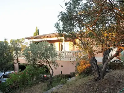 Ostterrasse im ersten Sonnenschein. Ein toller Tag beginnt.