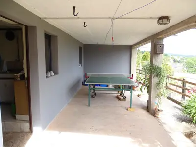Tischtennisplatte unter dem Balkon