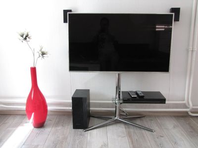 Wohnbereich. Großbild-TV mit BluRay-Heimkino-Anlage