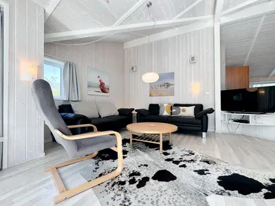 Wohnzimmer mit Sitzecke und TV