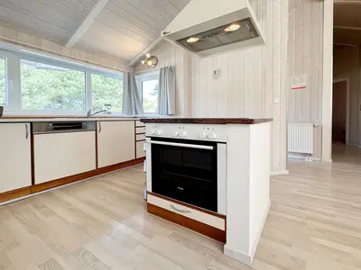 Küchenzeile mit Backofen und Spülmaschine