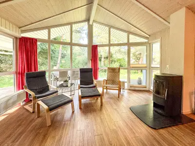 Wohnzimmer mit Kamin und Sessel