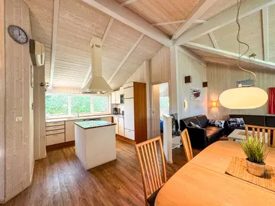 Wohnzimmer mit Blick zur Küche
