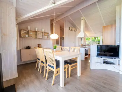 Wohnzimmer mit Blick zum TV
