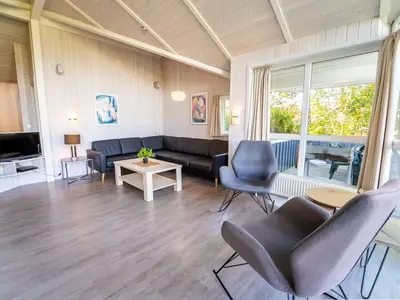 Wohnzimmer mit Sofa und Sessel