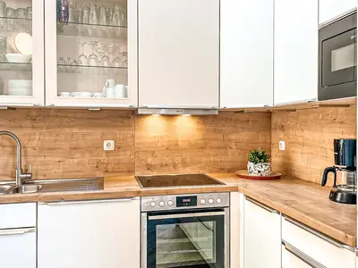 Küchenzeile mit Backofen und Spülmaschine