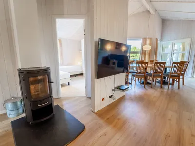 Wohnzimmer mit Kamin und TV